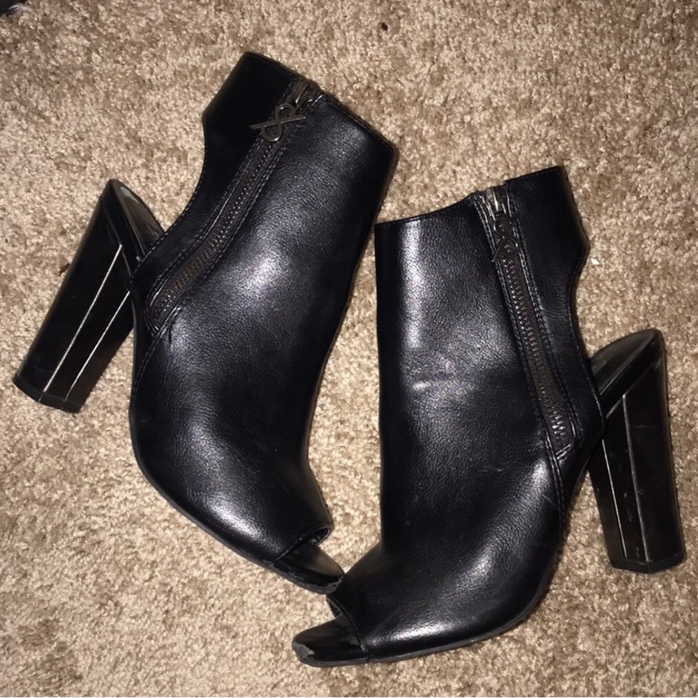 Parker & Sky Black Peep Toe Block Heeled Zip Closure Signature Zip Pull 6